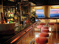 Uno de los bares del buque con hermosas vistas 